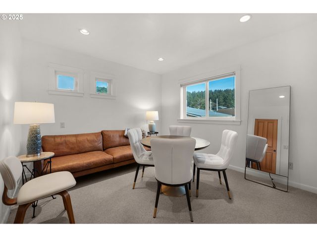 2939 PACIFIC Ave, Cannon Beach, OR 97110