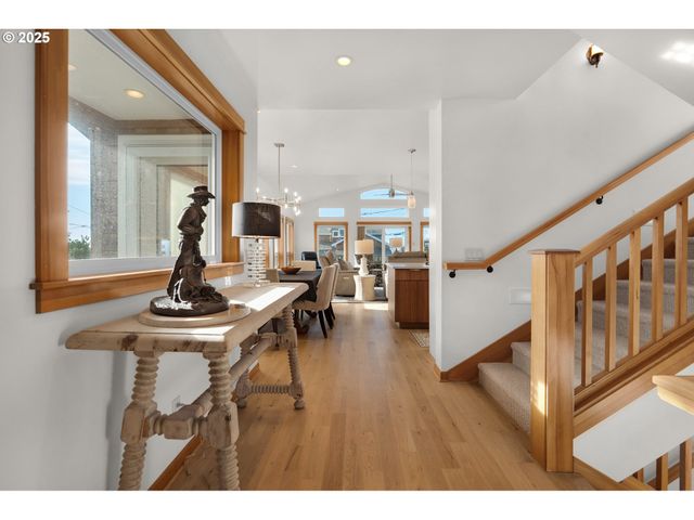 2939 PACIFIC Ave, Cannon Beach, OR 97110