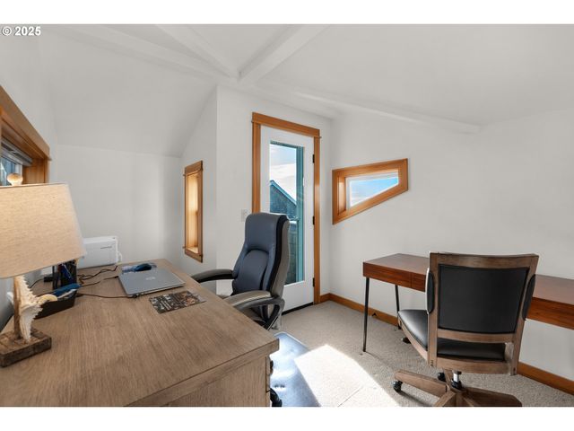 2939 PACIFIC Ave, Cannon Beach, OR 97110