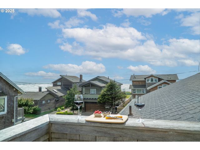 2939 PACIFIC Ave, Cannon Beach, OR 97110