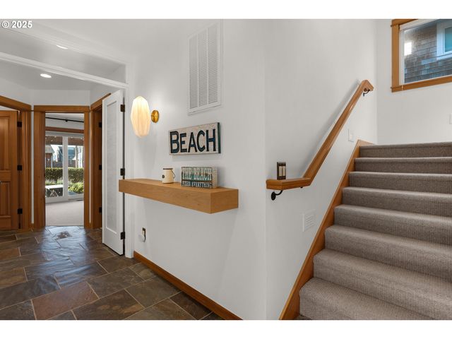 2939 PACIFIC Ave, Cannon Beach, OR 97110