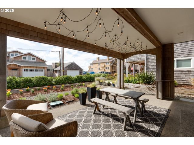 2939 PACIFIC Ave, Cannon Beach, OR 97110