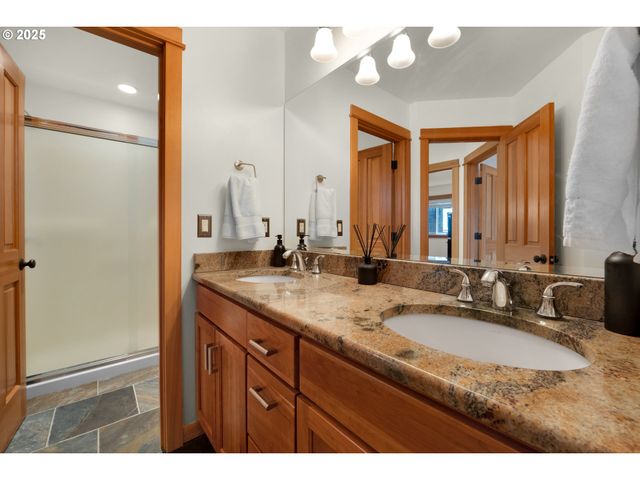 2939 PACIFIC Ave, Cannon Beach, OR 97110