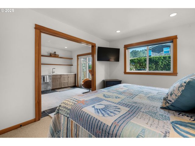 2939 PACIFIC Ave, Cannon Beach, OR 97110