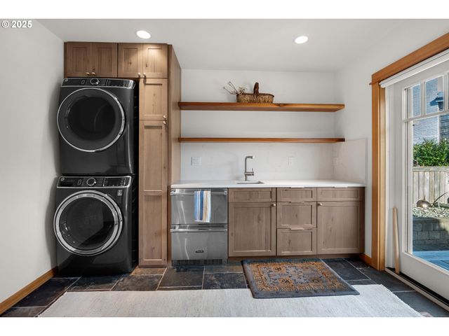 2939 PACIFIC Ave, Cannon Beach, OR 97110