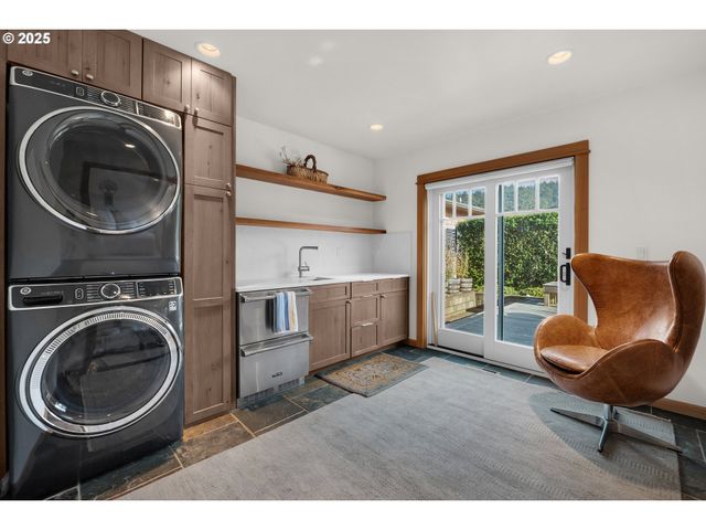 2939 PACIFIC Ave, Cannon Beach, OR 97110