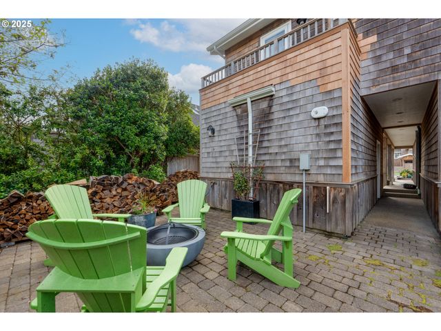 2939 PACIFIC Ave, Cannon Beach, OR 97110