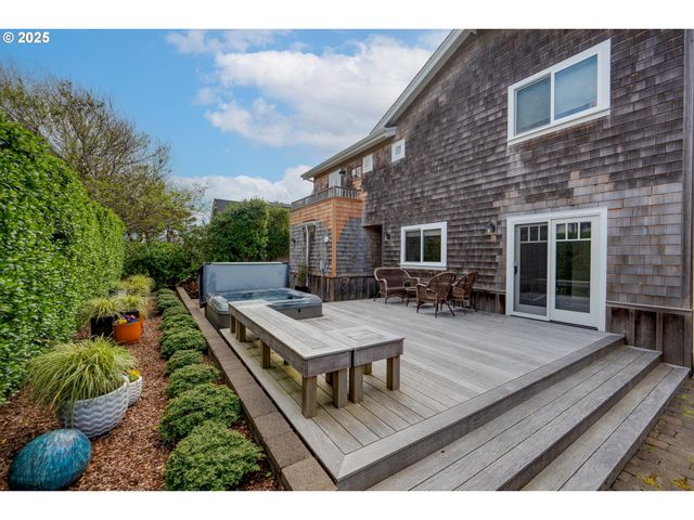 2939 PACIFIC Ave, Cannon Beach, OR 97110