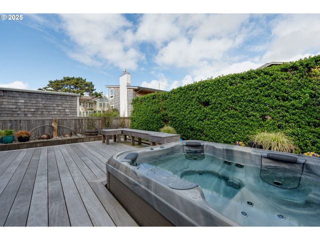 2939 PACIFIC Ave, Cannon Beach, OR 97110