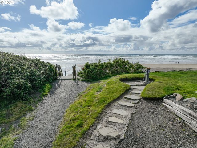 2939 PACIFIC Ave, Cannon Beach, OR 97110