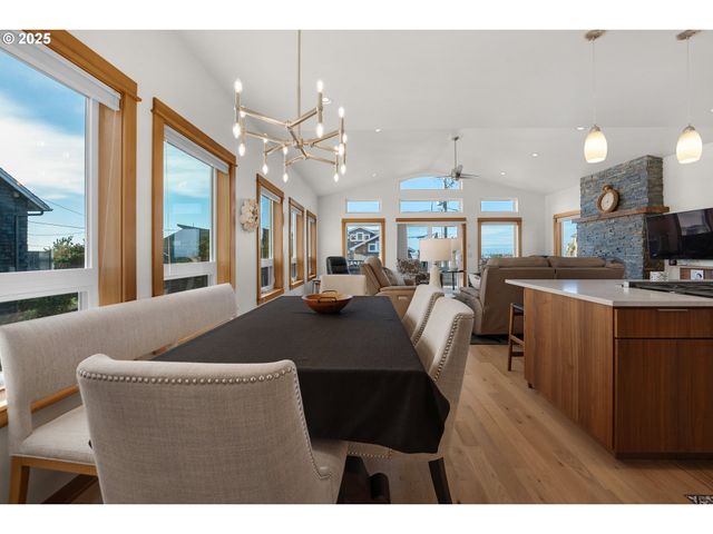 2939 PACIFIC Ave, Cannon Beach, OR 97110