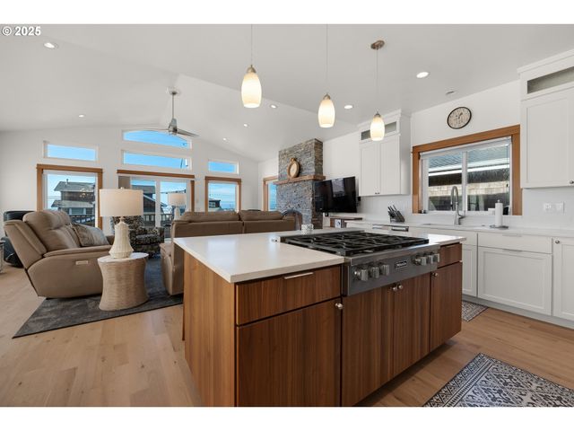 2939 PACIFIC Ave, Cannon Beach, OR 97110