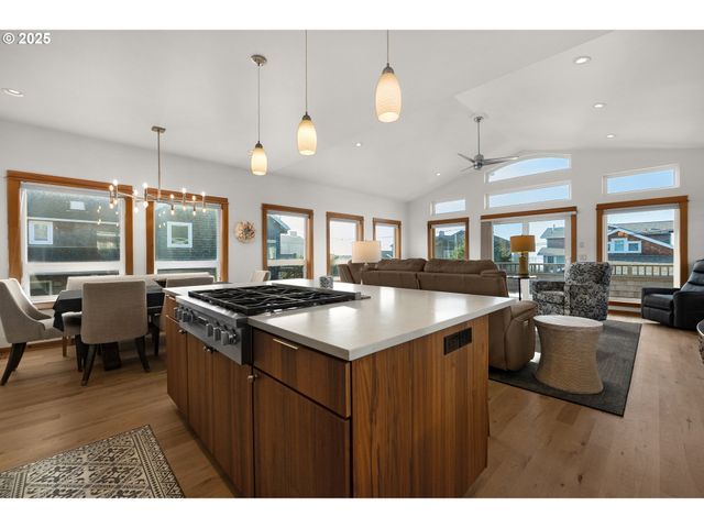 2939 PACIFIC Ave, Cannon Beach, OR 97110