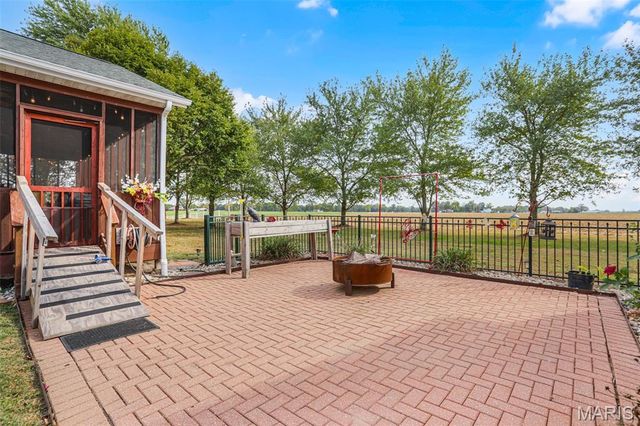 7733 N State Route 159, Moro, IL 62067