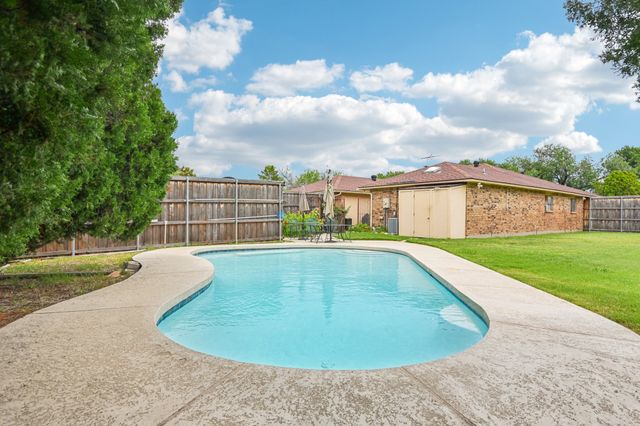 5605 Blair Oaks Drive, The Colony, TX 75056