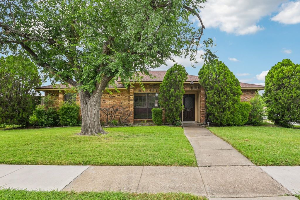 5605 Blair Oaks Drive, The Colony, TX 75056