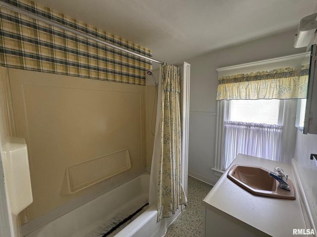 1520 28TH Avenue, Moline, IL 61265