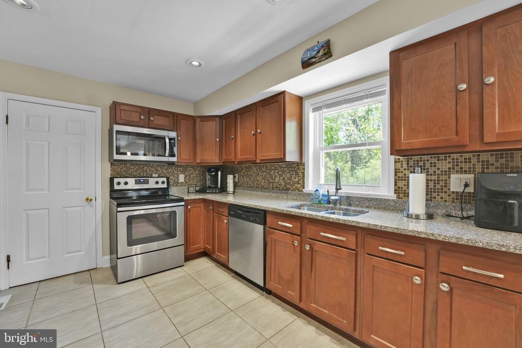 Image 10 of property listing at 423 LONDON CT, Westminster, MD 21157