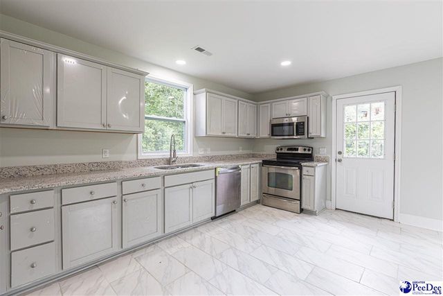 215 Brantley St, Lake City, SC 29560