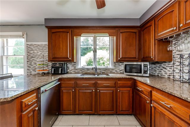 7 Oakcrest Drive, North Providence, RI 02904