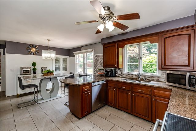 7 Oakcrest Drive, North Providence, RI 02904