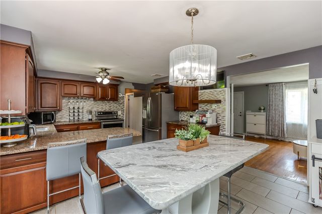 7 Oakcrest Drive, North Providence, RI 02904
