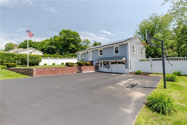 7 Oakcrest Drive, North Providence, RI 02904
