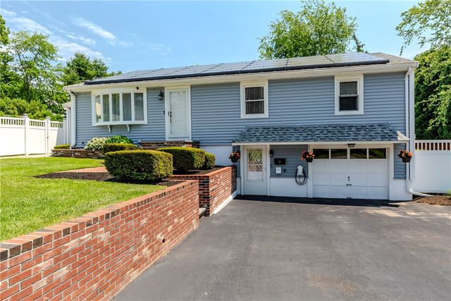 7 Oakcrest Drive, North Providence, RI 02904