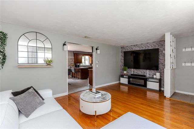 7 Oakcrest Drive, North Providence, RI 02904