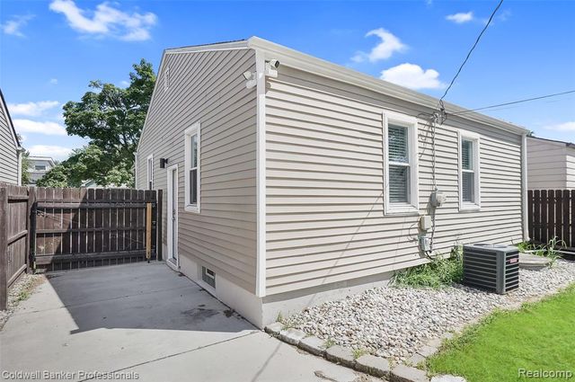1760 E Hazelhurst Street, Ferndale, MI 48220
