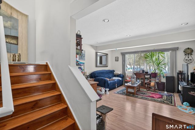 9 Upper Commons 9, Woodbury, CT 06798