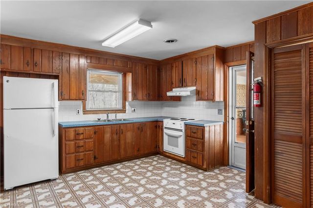 5855 Woodsway Drive, Pfafftown, NC 27040