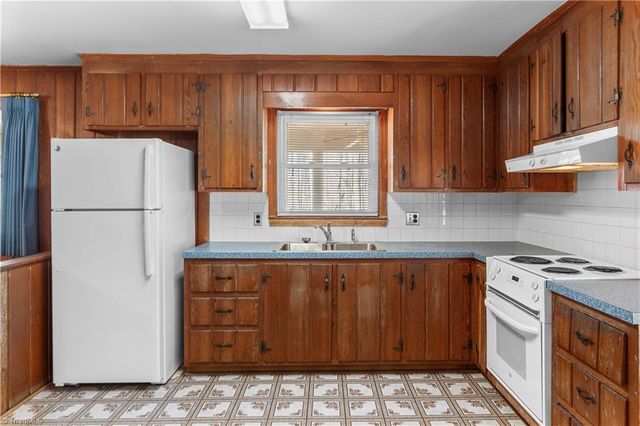 5855 Woodsway Drive, Pfafftown, NC 27040