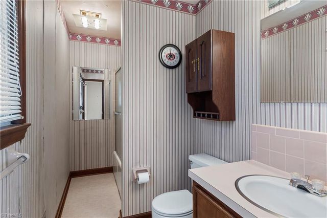 5855 Woodsway Drive, Pfafftown, NC 27040