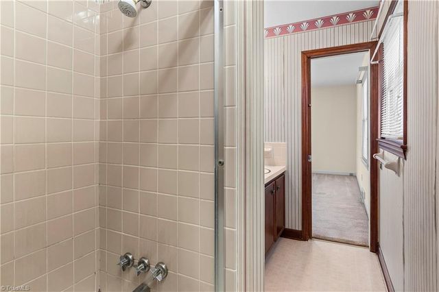 5855 Woodsway Drive, Pfafftown, NC 27040