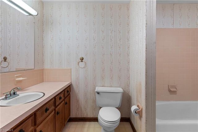 5855 Woodsway Drive, Pfafftown, NC 27040