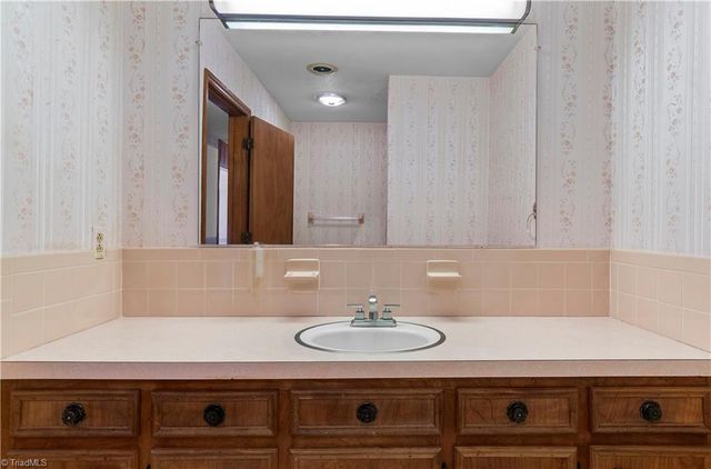 5855 Woodsway Drive, Pfafftown, NC 27040