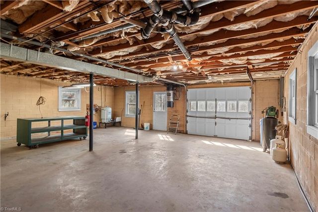 5855 Woodsway Drive, Pfafftown, NC 27040