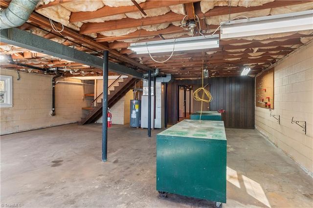 5855 Woodsway Drive, Pfafftown, NC 27040