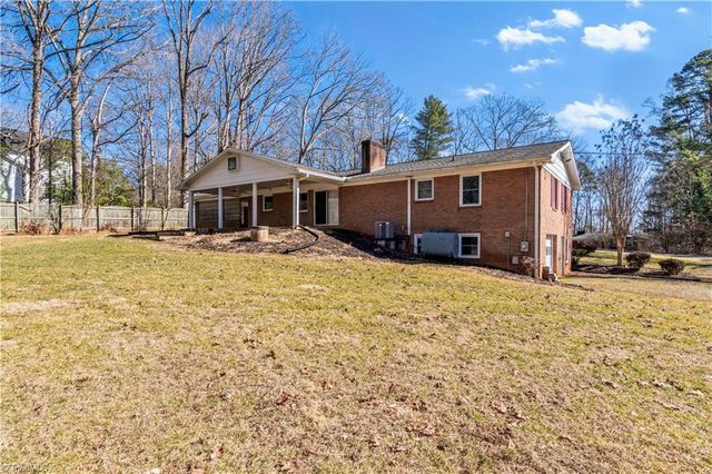 5855 Woodsway Drive, Pfafftown, NC 27040