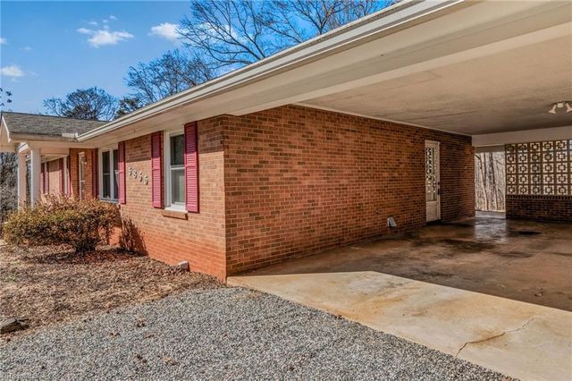 5855 Woodsway Drive, Pfafftown, NC 27040