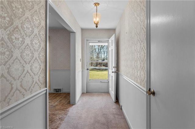 5855 Woodsway Drive, Pfafftown, NC 27040