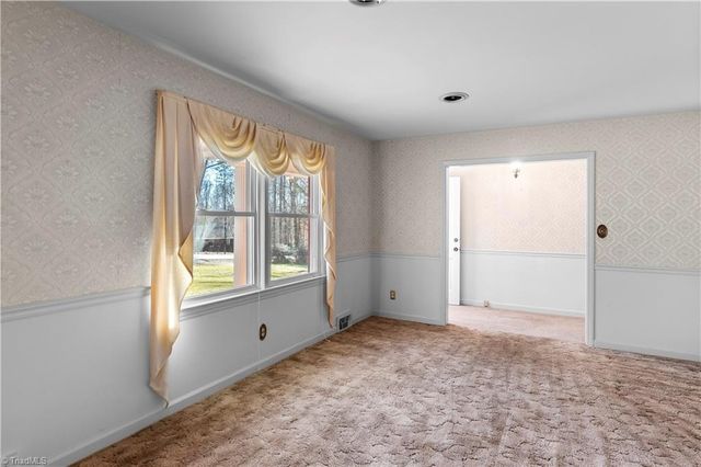 5855 Woodsway Drive, Pfafftown, NC 27040