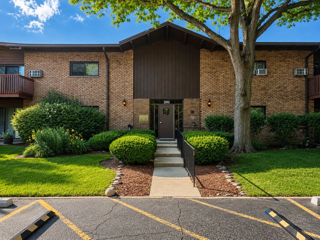 200 Willow Lane C210, Willow Springs, IL 60480