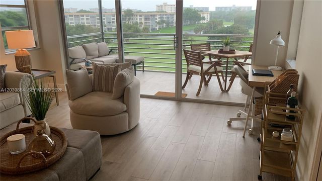 3520 Oaks Way 607, Pompano Beach, FL 33069