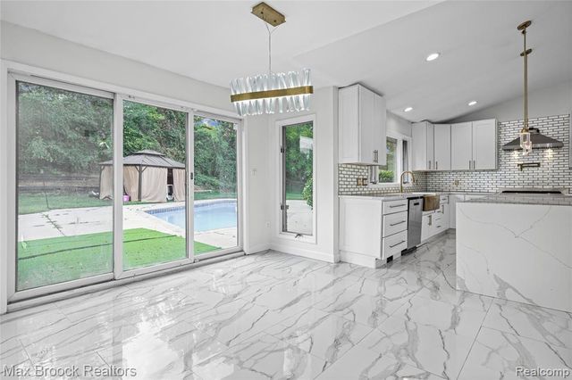 3332 Barlyn Lane, Bloomfield Hills, MI 48302