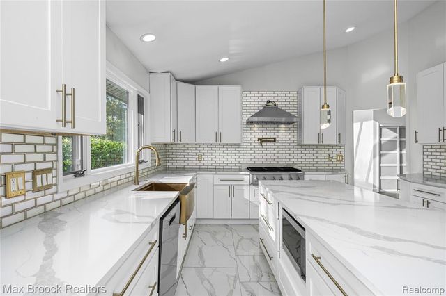 3332 Barlyn Lane, Bloomfield Hills, MI 48302