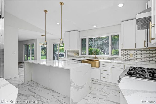3332 Barlyn Lane, Bloomfield Hills, MI 48302