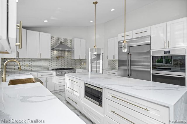 3332 Barlyn Lane, Bloomfield Hills, MI 48302