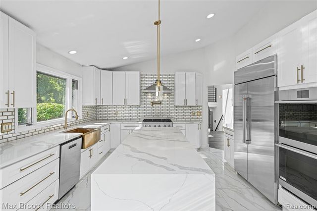 3332 Barlyn Lane, Bloomfield Hills, MI 48302